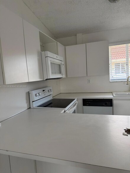 10003 W Okeechobee Rd Unit 202, Hialeah, FL 33016