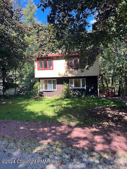 221 Wieboldt Rd, Cresco, PA 18326