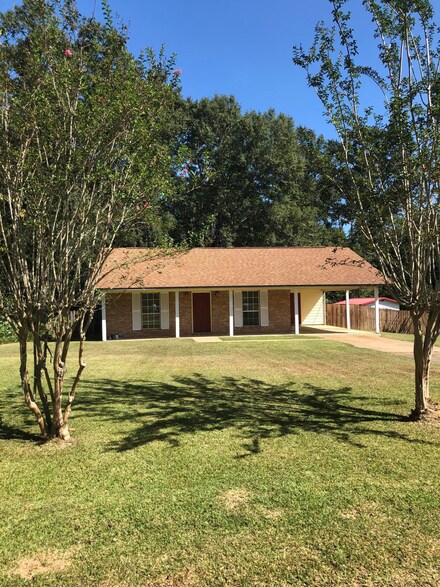 903 Clubhouse Dr, Wiggins, MS 39577