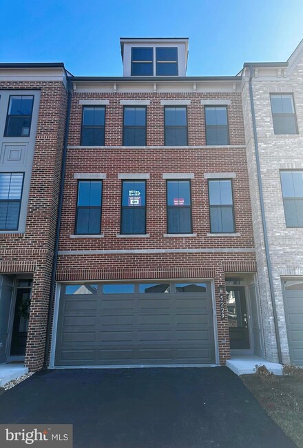 5229 Ridgeview Retreat Dr, Chantilly, VA 20151