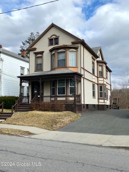 1384 3rd St, Rensselaer, NY 12144