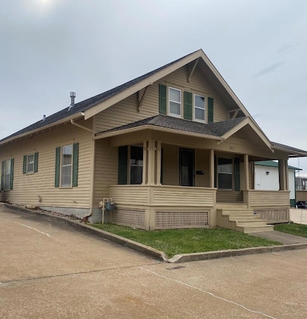 911 Cherry St, Chillicothe, MO 64601