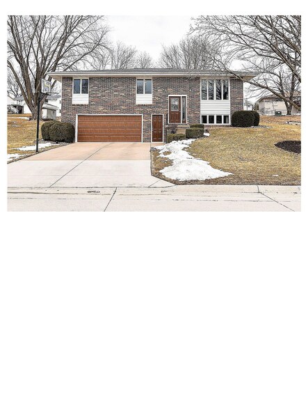 741 Summer Dr, Dubuque, IA 52002
