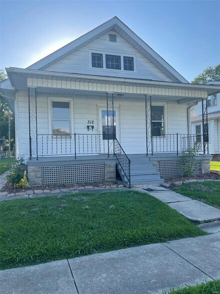 312 Laurel St, Highland, IL 62249