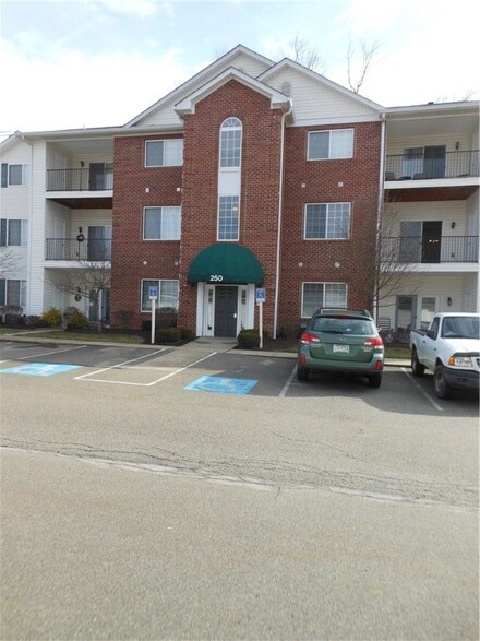 250 Hidden Ridge Ct Unit 204, South Park, PA 15129