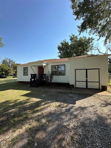 102 NW 7th St, Tuttle, OK 73089