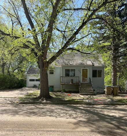 909 10th Ave NW, Minot, ND 58703