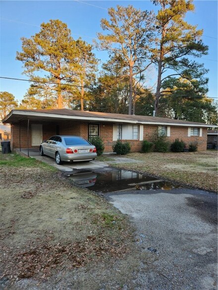 604 Warner Ave, Tuskegee, AL 36083