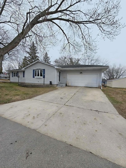 413 4th Ave NE, Oelwein, IA 50662