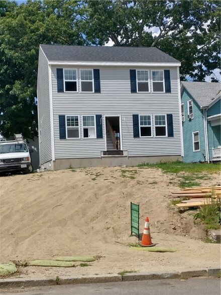 41 Cleveland St, Central Falls, RI 02863