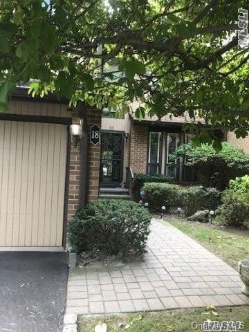 18 Wimbledon Dr, Roslyn, NY 11576