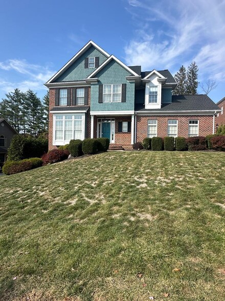 27 Floral Dr, Wheeling, WV 26003