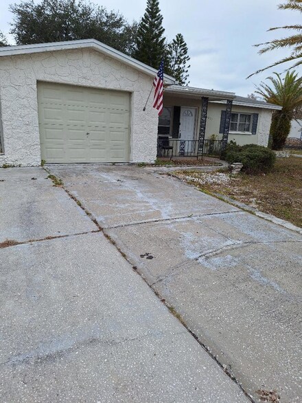 8253 Saybrook Dr, Port Richey, FL 34668