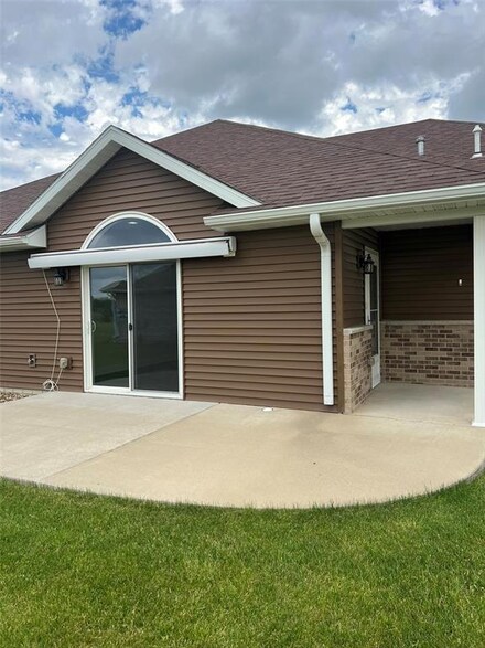 1009 E 16th St, Vinton, IA 52349