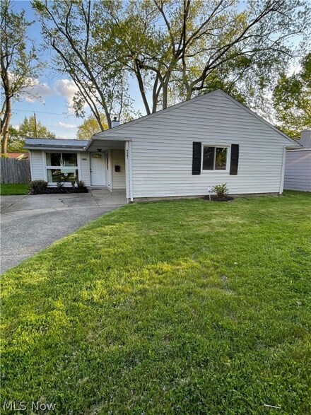 9541 Manorford Dr, Parma Heights, OH 44130