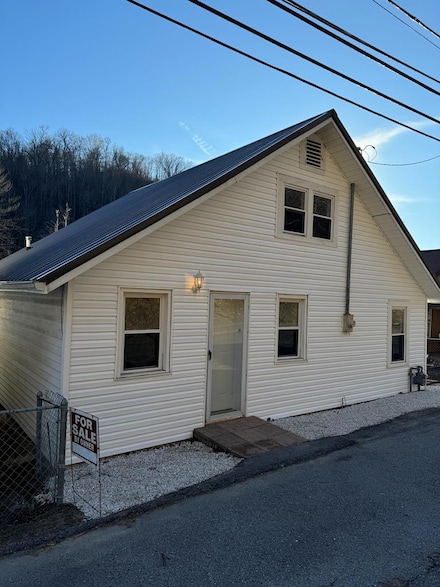 462 E Main St, Inez, KY 41224