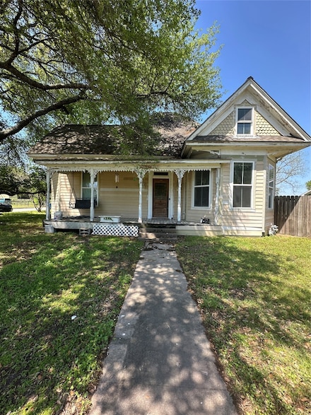 1045 8th St, Hempstead, TX 77445
