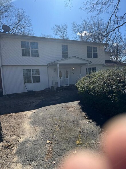 12 Nevada St, Selden, NY 11784