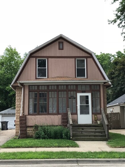 928 Saint John St, Elgin, IL 60120