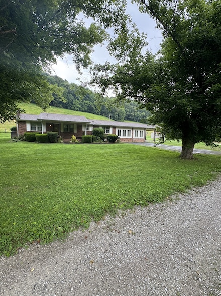 3911 Old Bottom Rd, Lafayette, TN 37083