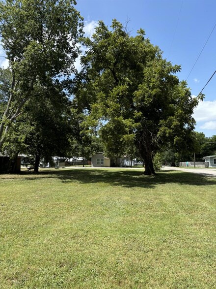701 S Main St, Saint Jo, TX 76265
