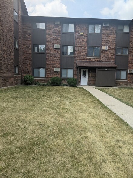29W531 Country Ridge Dr, Warrenville, IL 60555