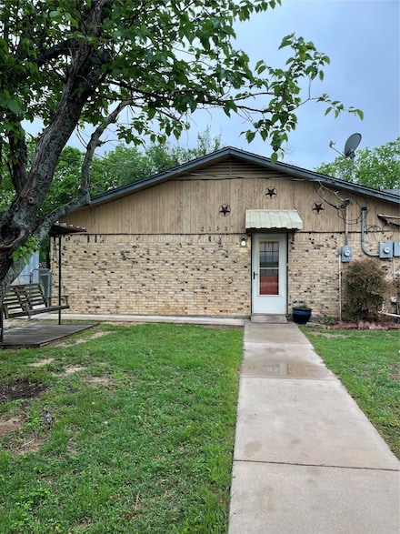 2111 W Pearl St, Granbury, TX 76048