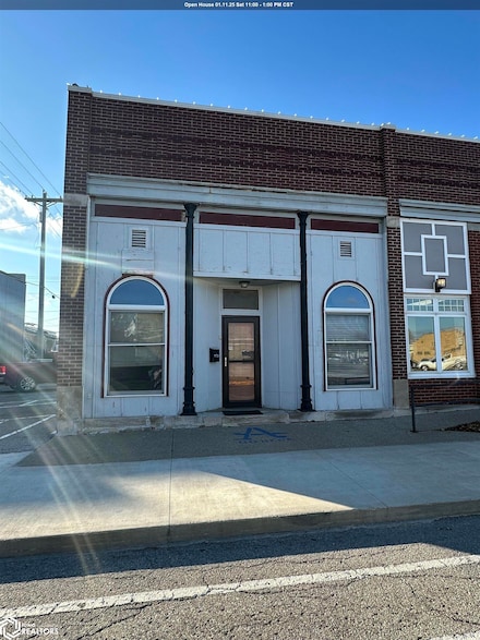 15 N Clinton St, Albia, IA 52531