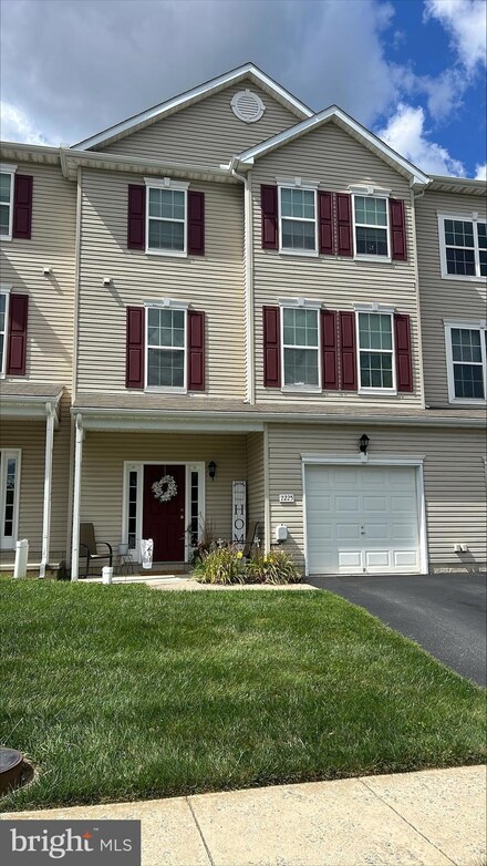 2225 Live Oak Ln, York, PA 17406