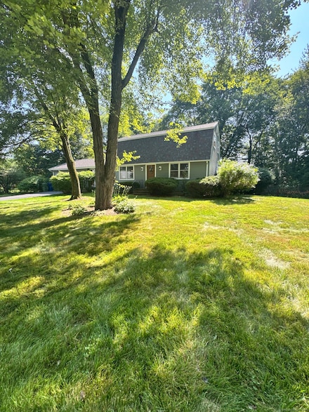 8 Juniper Rd, Windsor, CT 06095