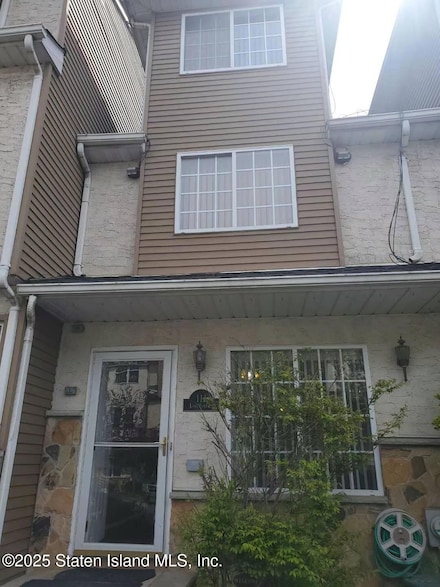 111 Long Pond Ln, Staten Island, NY 10304