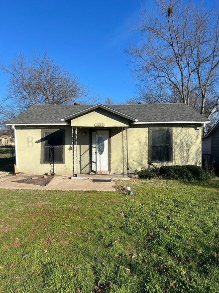 1210 Harvard St, River Oaks, TX 76114