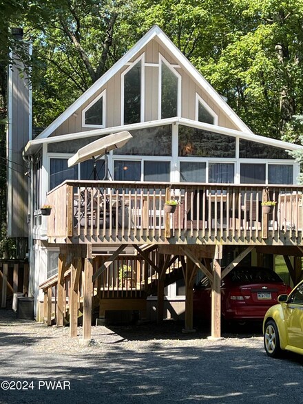 207 Maple Ridge Dr, Hawley, PA 18428