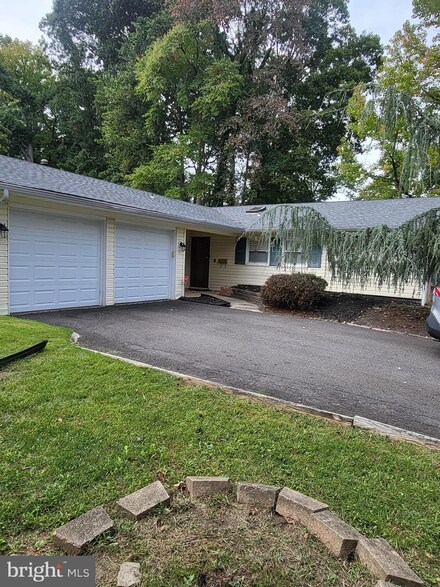 137 Eastbrook Ln, Willingboro, NJ 08046