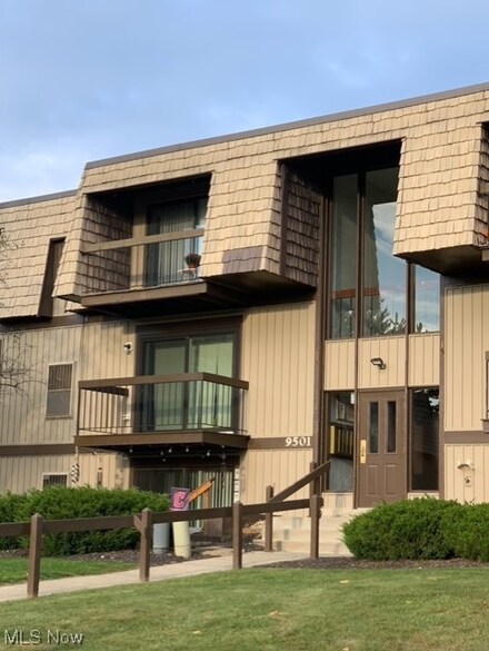 9501 Sunrise Blvd Unit J33, North Royalton, OH 44133