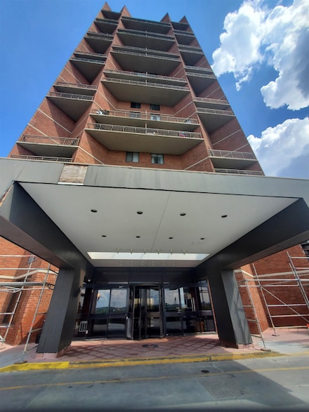 240 Harmon Cove Tower, Secaucus, NJ 07094