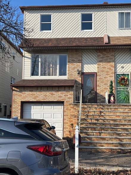 16 Cottonwood Ct, Staten Island, NY 10308
