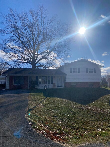 3715 Oak Leaf Dr, Bloomington, IN 47403