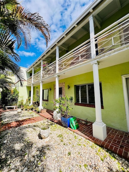 2830 Pine Tree Dr Unit 2, Miami Beach, FL 33140