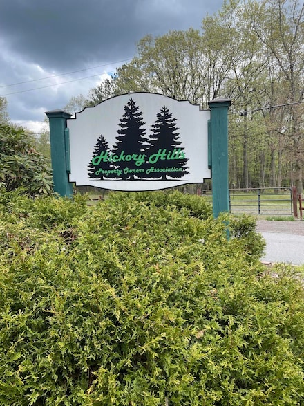 8 Fox Run Dr, Hickory Hills, PA 18661
