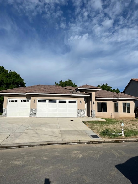 8230 Lake Shore Dr, Chowchilla, CA 93610