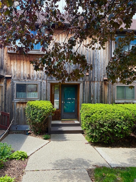 2033 Pauline Ct, Ann Arbor, MI 48103
