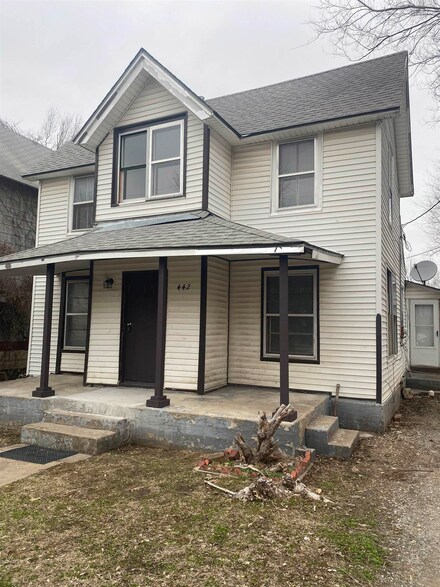 442 W 8th Ave, Winfield, KS 67156