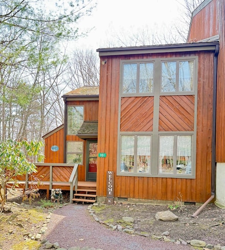 101 Ruffed Grouse Ct, Lake Harmony, PA 18624