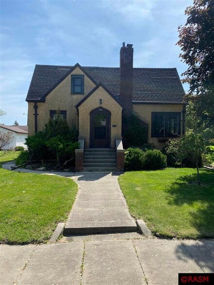 718 6th St N, Saint James, MN 56081