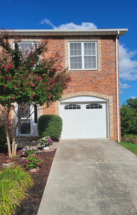 813 Walhalla Ct, Roanoke, VA 24019