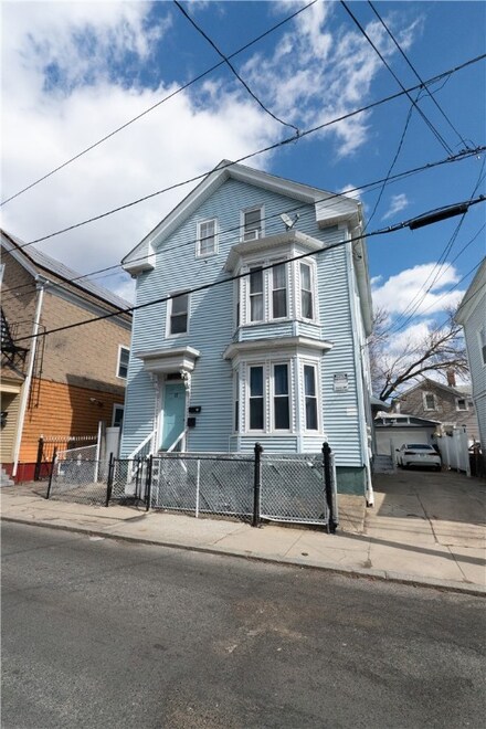 17 Pekin St, Providence, RI 02908