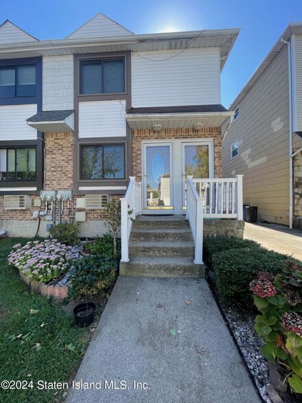 14 Luke Ct, Staten Island, NY 10306