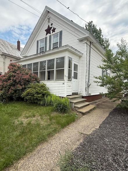 35 Pleasant St, Springvale, ME 04083