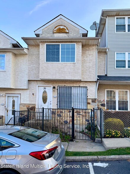 31 Scenic Ln, Staten Island, NY 10304